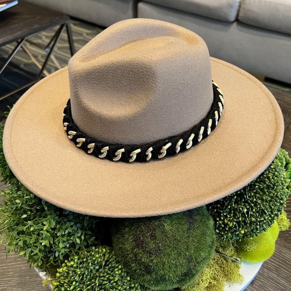 NEW ITEM - Taupe hat with golden chain for woman